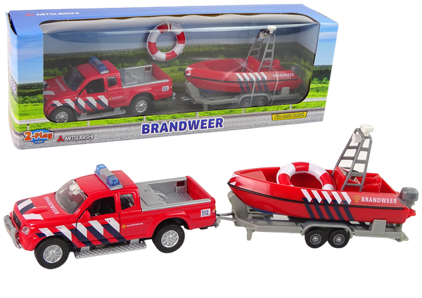 Geländewagen mit rotem Motorboot HXCL010